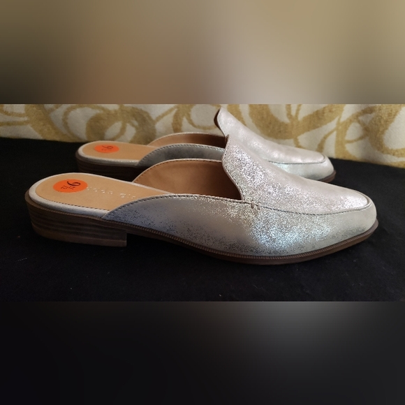 New Madden Girl Mattie Slip-On Women's Flats Size:9½M Shiny Silver - Picture 4 of 8